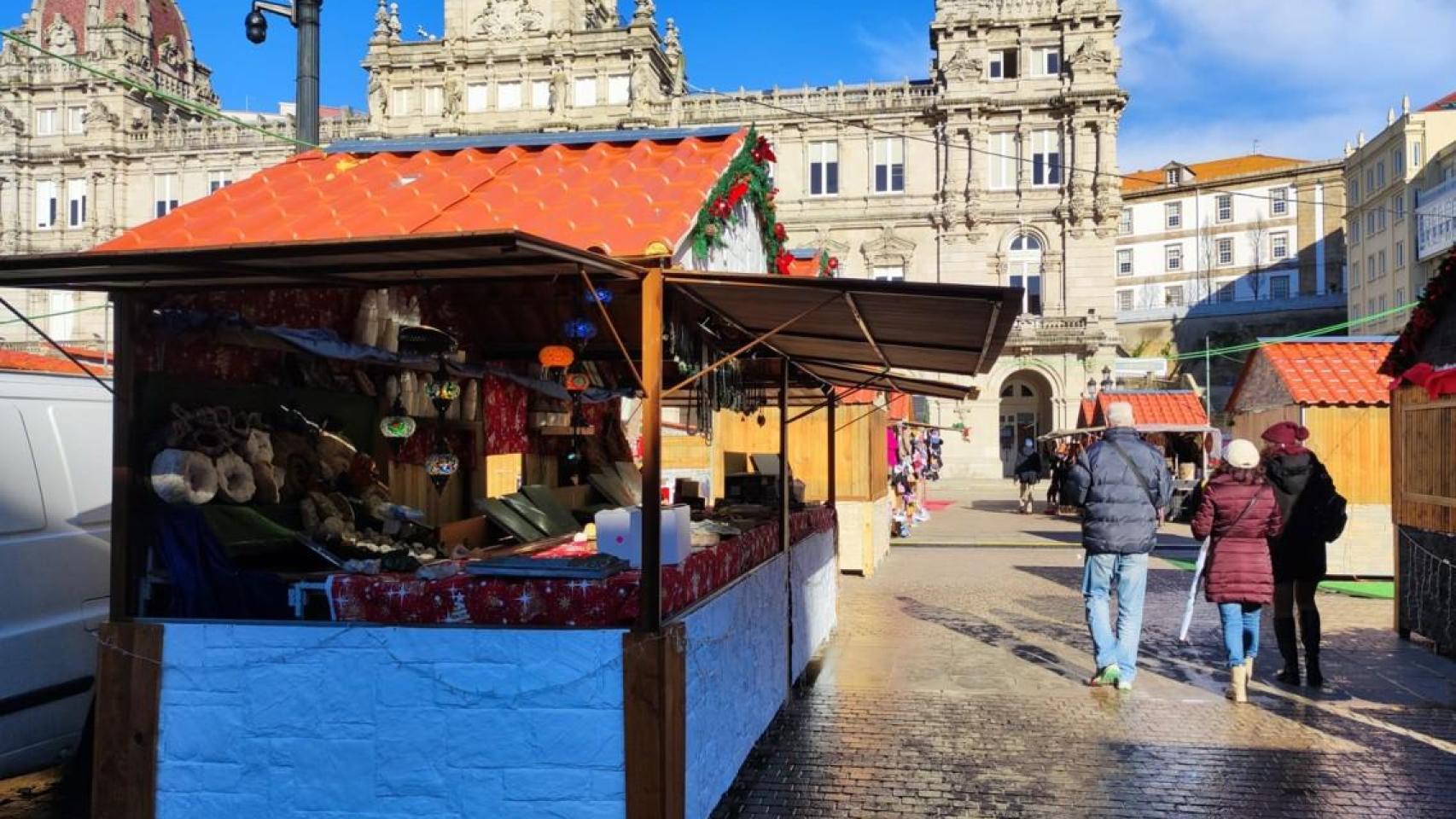Casetas de un comerciante que este lunes recoge su mercancía para dejar el mercado de Navidad de A Coruña.