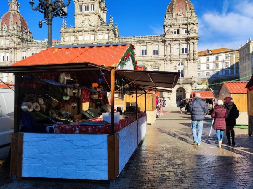 Casetas de un comerciante que este lunes recoge su mercancía para dejar el mercado de Navidad de A Coruña.