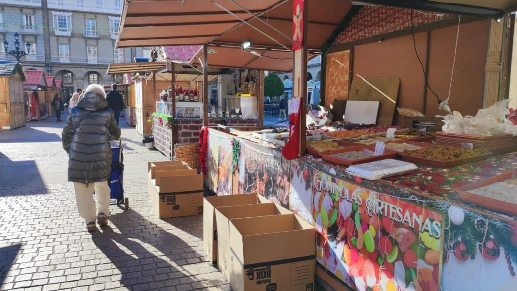 Cajas para recoger mercancía, este lunes en una caseta del Mercado de Navidad de María Pita.