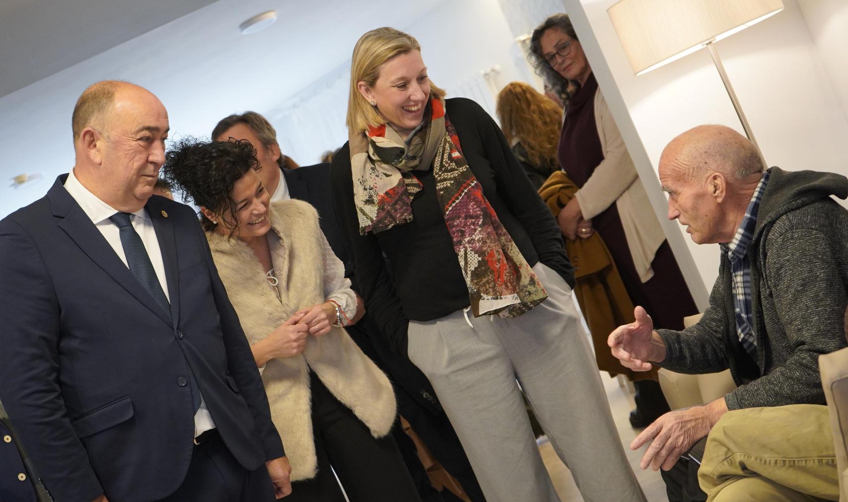 La vicepresidenta de la Junta de Castilla y León y consejera de Familia e Igualdad de Oportunidades, Isabel Blanco, inaugura dos unidades de convivencia en el Centro de Servicios Sociales La Fuencisla