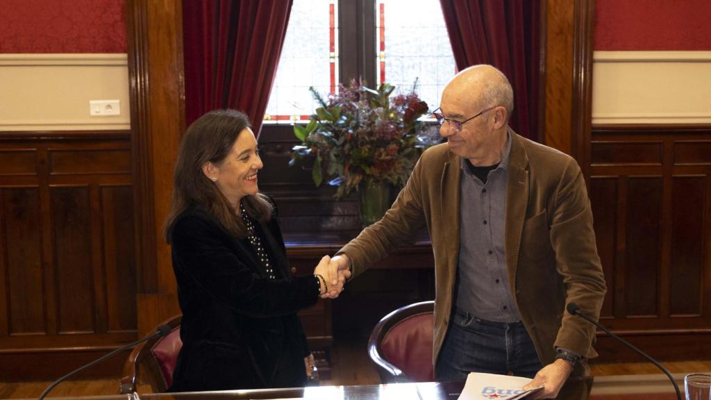 Inés Rey y Francisco Jorquera se dan la mano tras firmar el acuerdo por el presupuesto municipal de 2026.