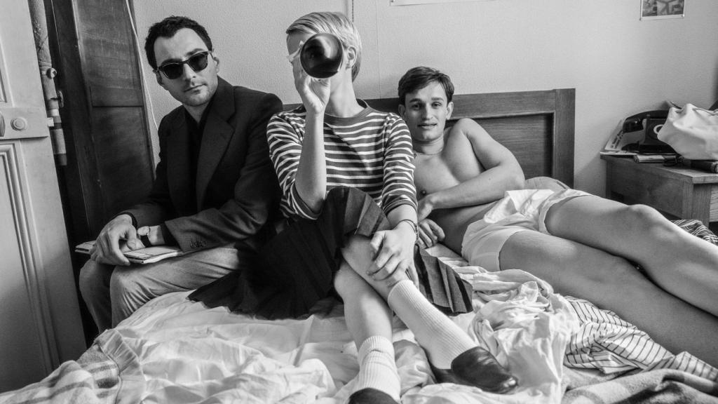 Marbeck, Dutch y Dullin comparten una cama en la película