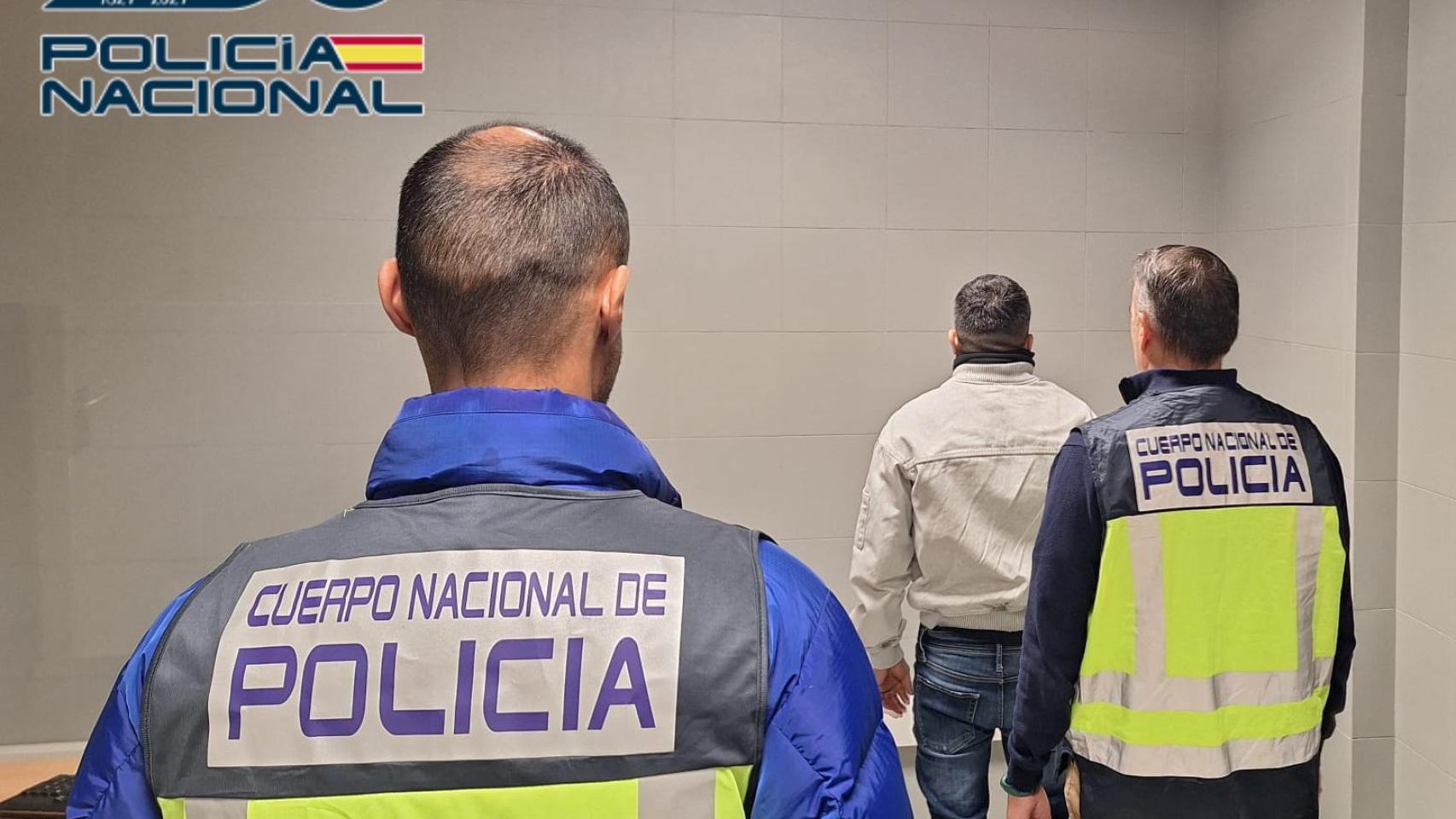 Imagen de un detenido en instancias policiales