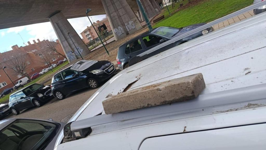 El adoquín encima del coche afectado