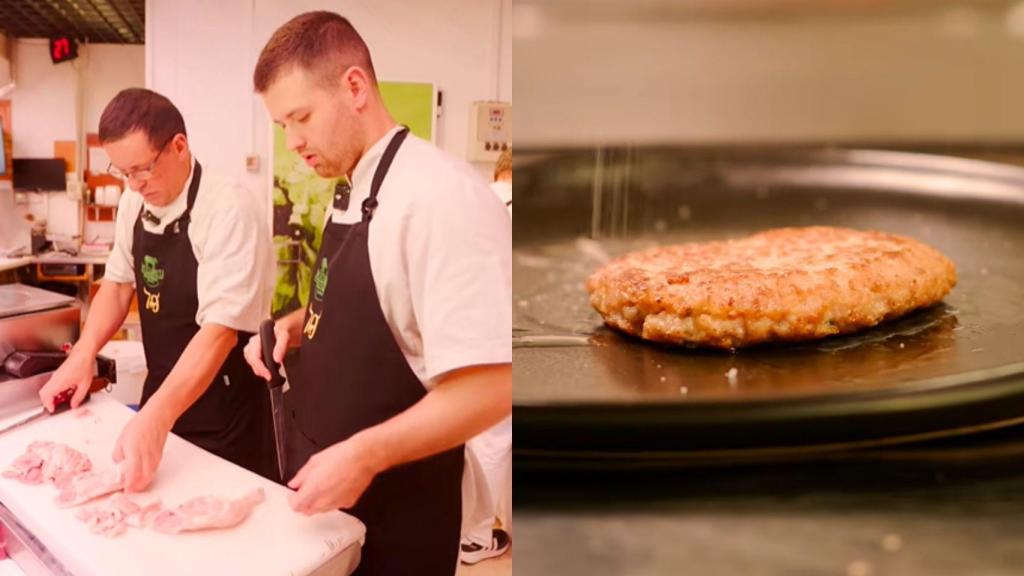 Iñigo y su sobrino Aitor cortando un pollo para hacer hamburguesas