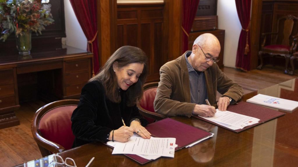 Rey y Jorquera en el momento de la firma del acuerdo por el presupuesto de 2026.