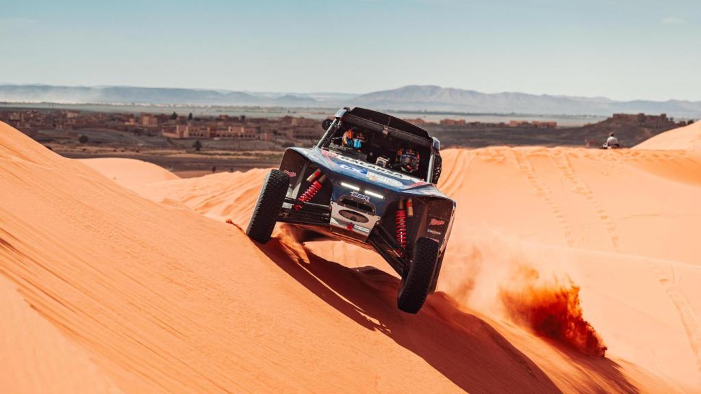 Pau Navarro y Jan Rosa compitiendo en el desierto.
