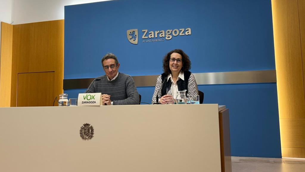 Julio Calvo, portavoz de Vox, junto a la concejal Eva Torres.