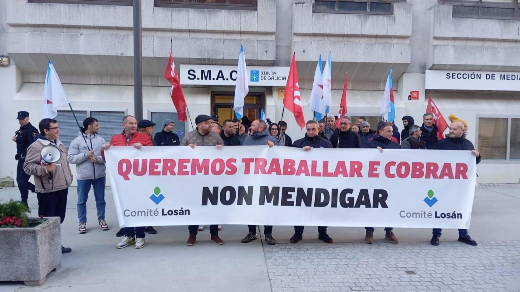 El personal de Industrias Losán en una movilización en A Coruña este lunes.