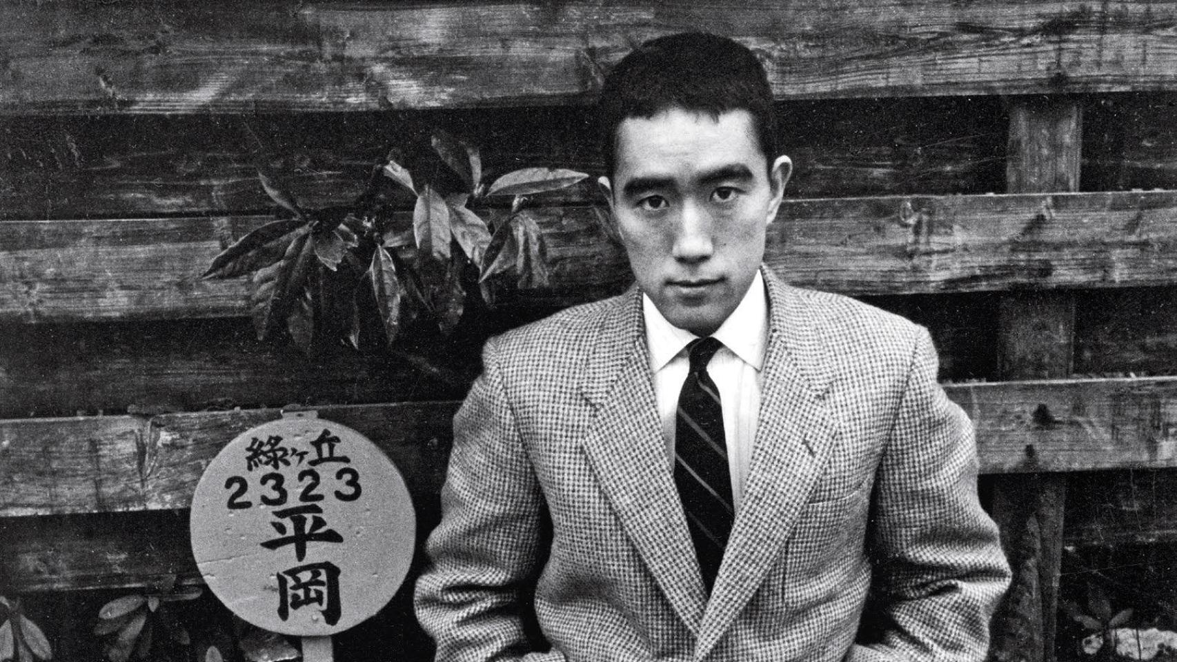 Yukio Mishima fotografiado en 1955 por Ken Domon