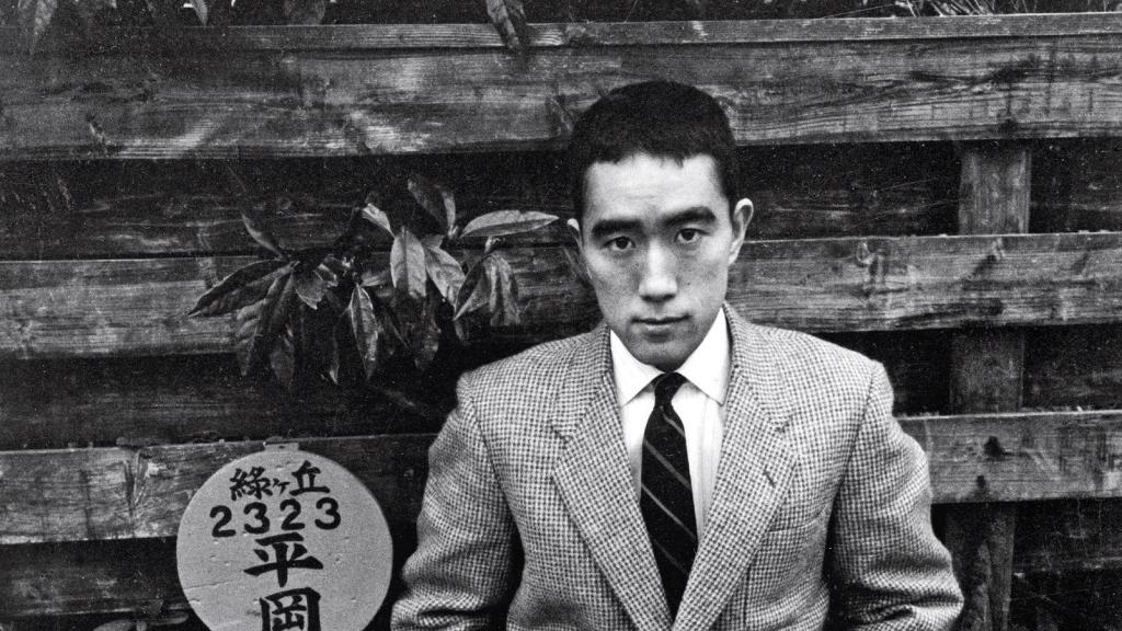 Yukio Mishima fotografiado en 1955 por Ken Domon