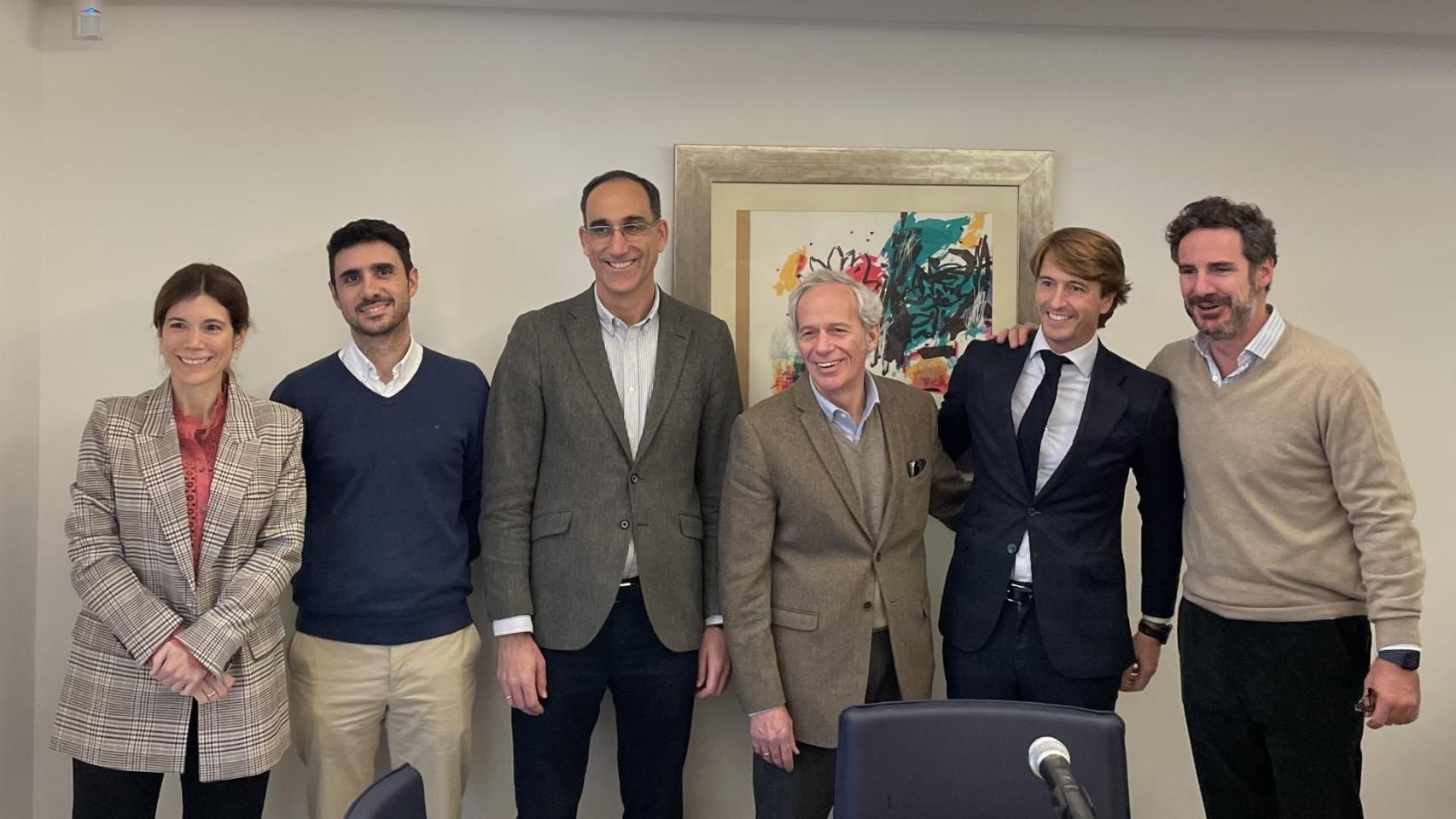 Los socios de Culture Club7 y Onza, tras la firma del acuerdo. De izquierda a derecha, Patricia Spa Luján, Miguel Rodríguez Ureña, Gonzalo Sagardia, José María Irisarri, Alfonso del Río y Nicolás Bergareche.