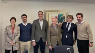 Los socios de Culture Club7 y Onza, tras la firma del acuerdo. De izquierda a derecha, Patricia Spa Luján, Miguel Rodríguez Ureña, Gonzalo Sagardia, José María Irisarri, Alfonso del Río y Nicolás Bergareche.