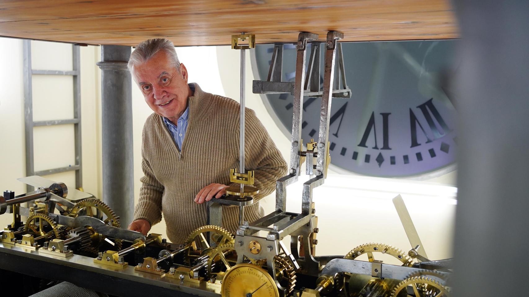 Jesús López-Terradas, uno de los relojeros de la Puerta del Sol.