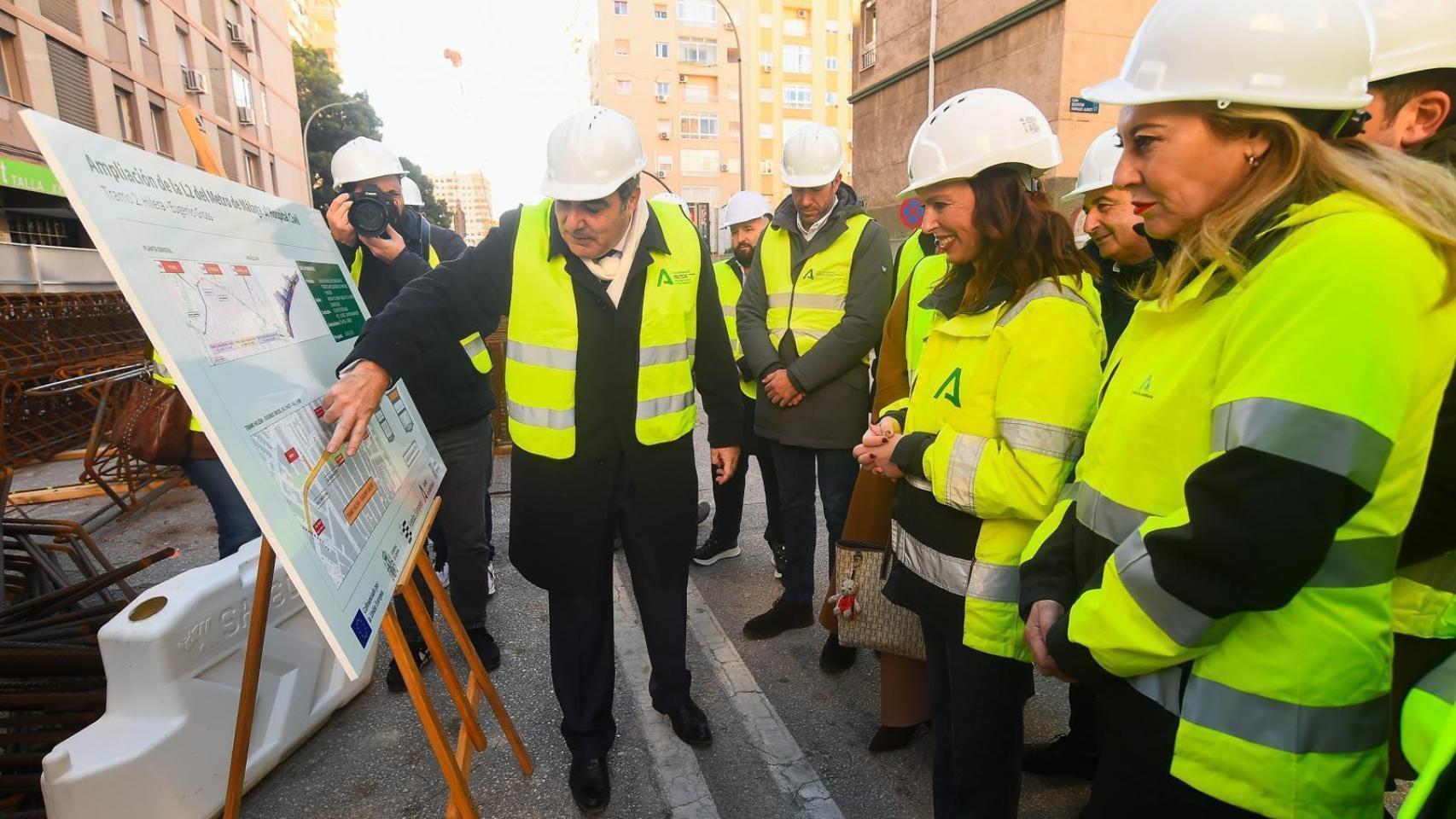 Visita de las consejeras de Fomento, Rocío Díaz, y Economía, Carolina España, a las obras del Metro de Málaga en la calle Eugenio Gross.