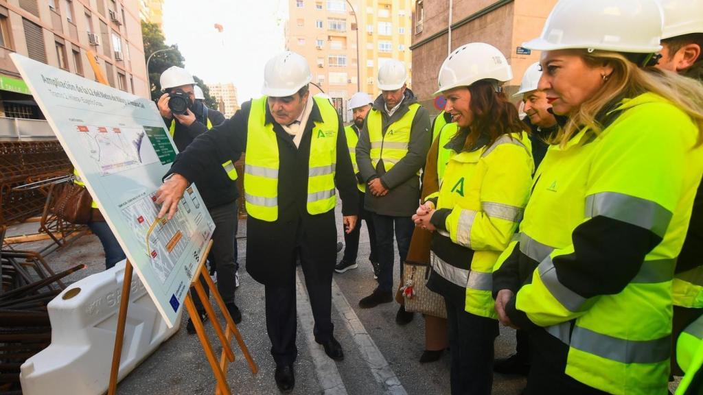 Visita de las consejeras de Fomento, Rocío Díaz, y Economía, Carolina España, a las obras del Metro de Málaga en la calle Eugenio Gross.