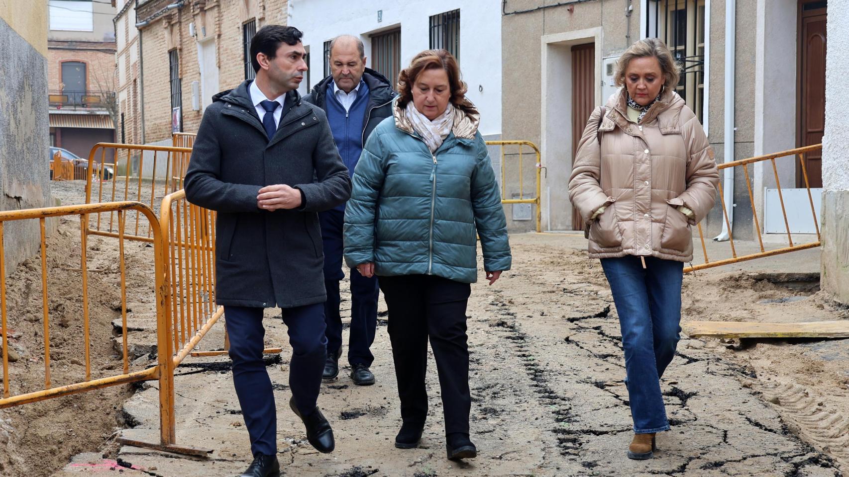 Concepción Cedillo, en el centro, durante su visita las obras que se llevan a cabo en El Carpio de Tajo.