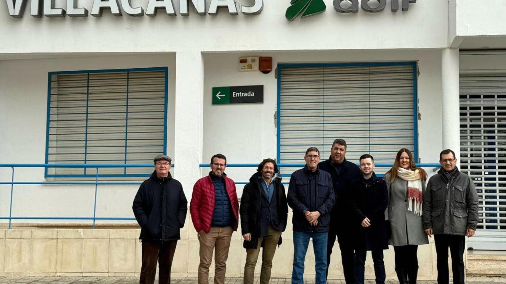 Representantes del PSOE de la provincia de Toledo en la estación de tren de Villacañas.