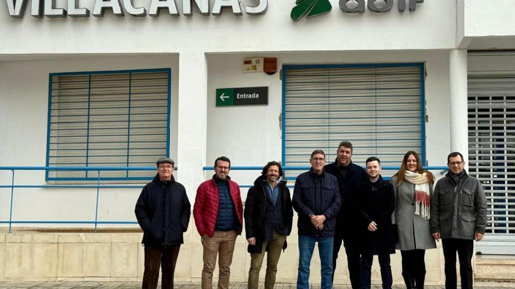 Representantes del PSOE de la provincia de Toledo en la estación de tren de Villacañas.