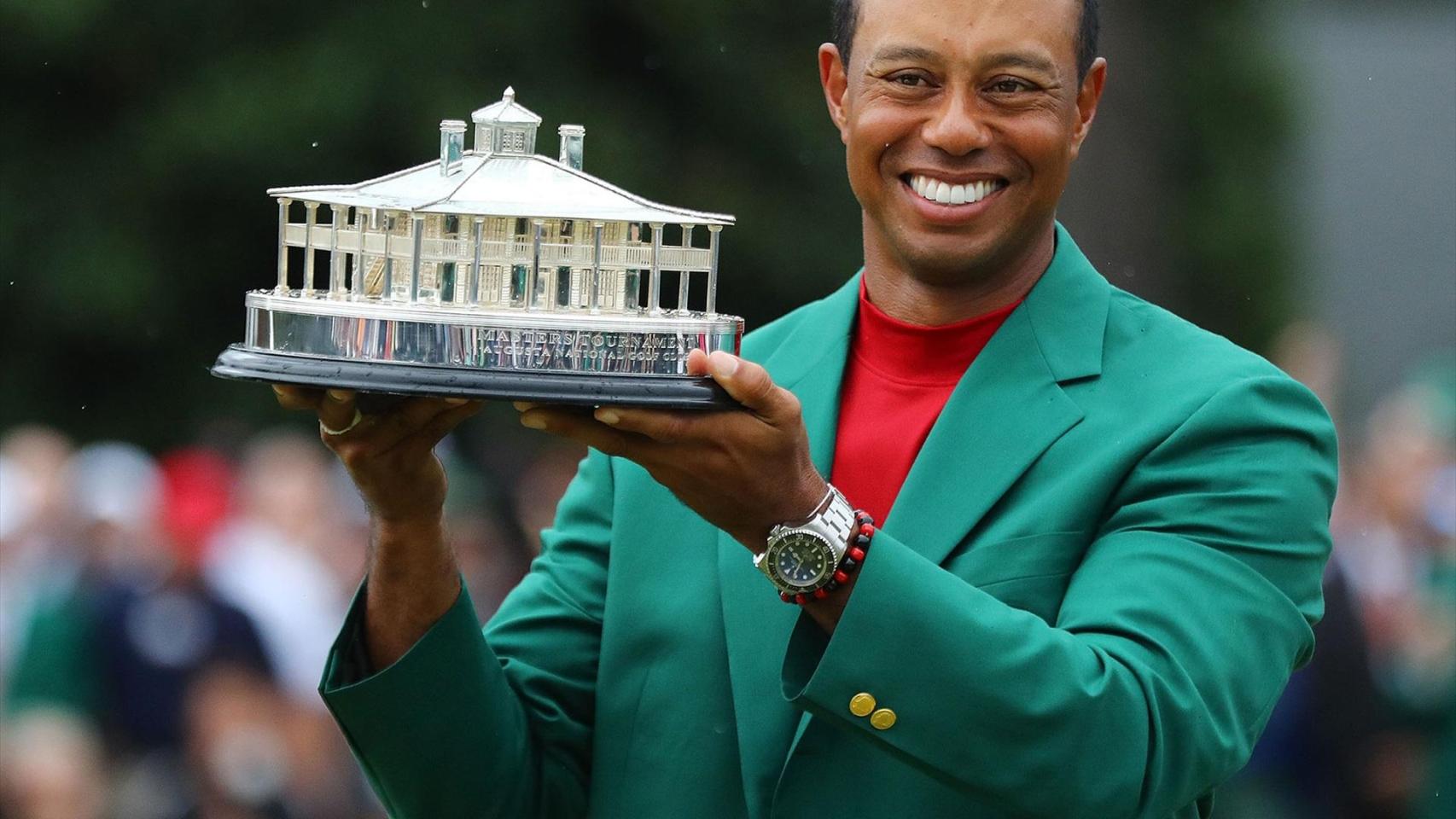 Tiger Woods levantando el trofeo del Masters de Augusta 2019