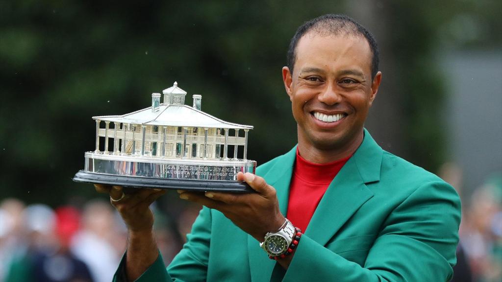 Tiger Woods levanta el trofeo del Masters de Augusta 2019