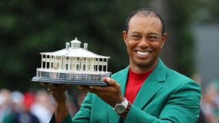 Tiger Woods levanta el trofeo del Masters de Augusta 2019