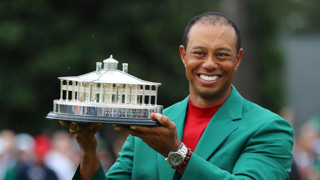 Tiger Woods levantando el trofeo del Masters de Augusta 2019