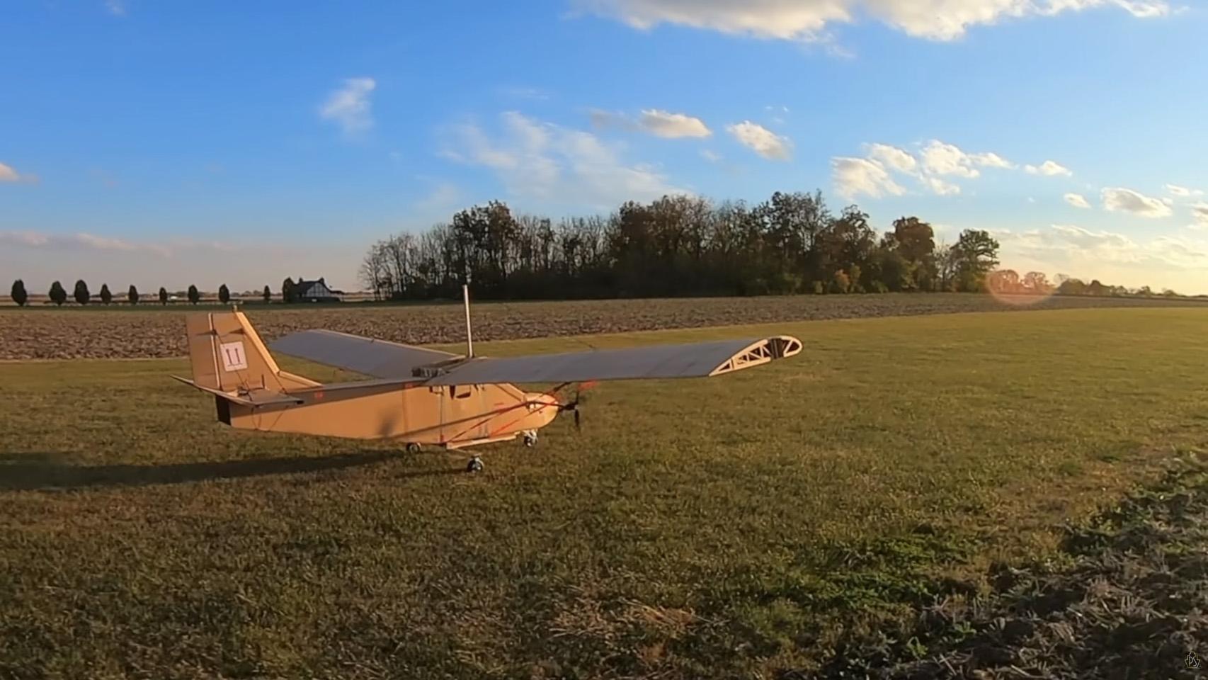 Avión de cartón de Sripol.