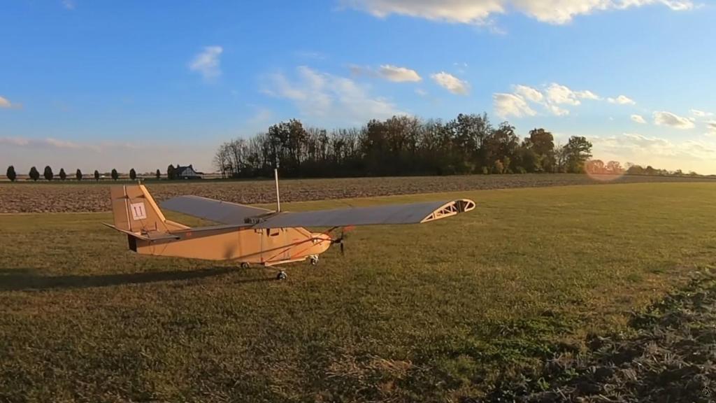 Avión de cartón de Sripol.