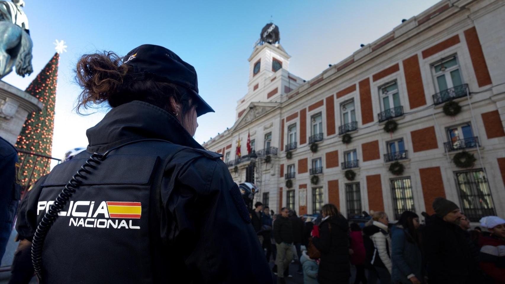 Una agente de la Policía Nacional durante la presentación del dispositivo especial de seguridad para las campanadas de fin de año, en la Puerta del Sol.