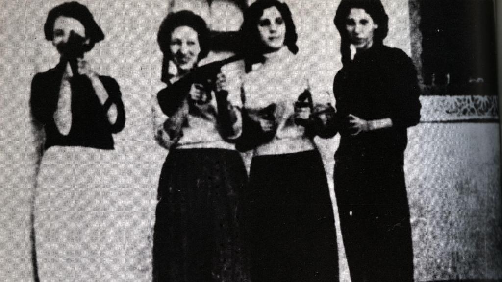 Chicas de la banda de las bombas de Yacef Saâdi, de izquierda a derecha: Samia Lakhdari, Zohra Drif, Djamila Bouhired y Hassiba Ben Bouali a la derecha. Foto: Wikipedia.