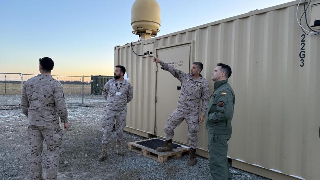 Personal militar en Lituania junto a parte del Sistema Crow