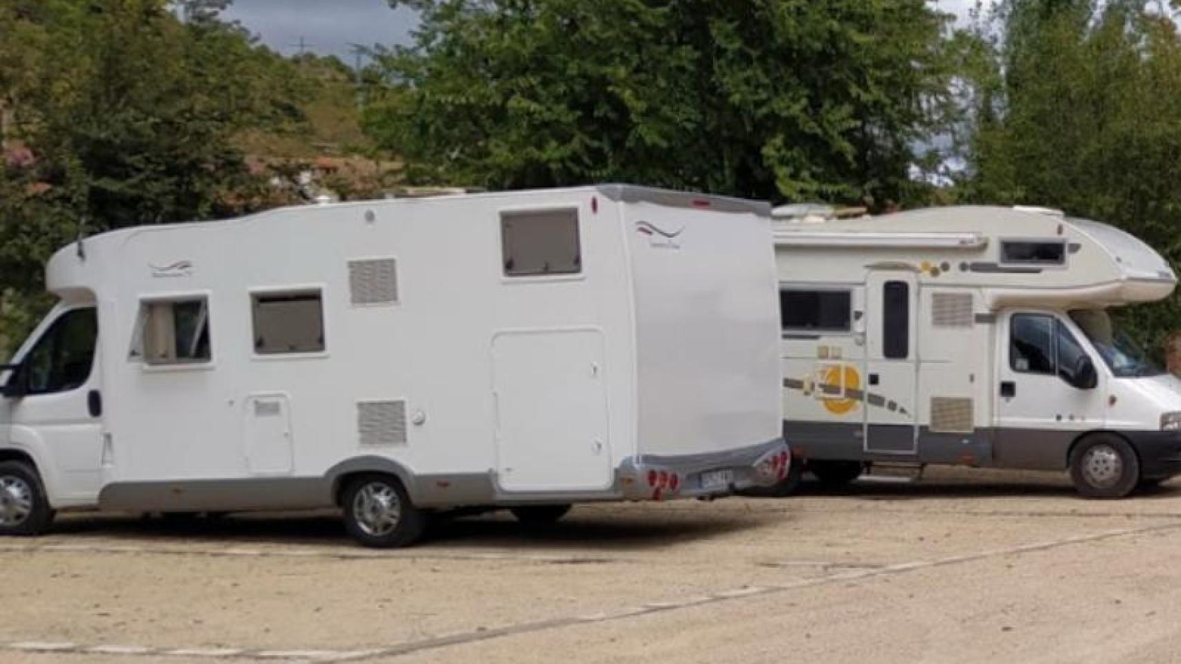 Aparcamiento de autocaravanas en la localidad de Molinicos (Albacete).