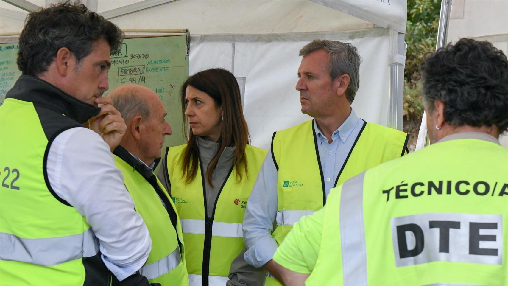 El presidente de la Xunta, Alfonso Rueda, acompañado de la conselleira do Medio Rural, María José Gómez, en el puesto de mando avanzado de Ferreira de Pantón (Lugo) .