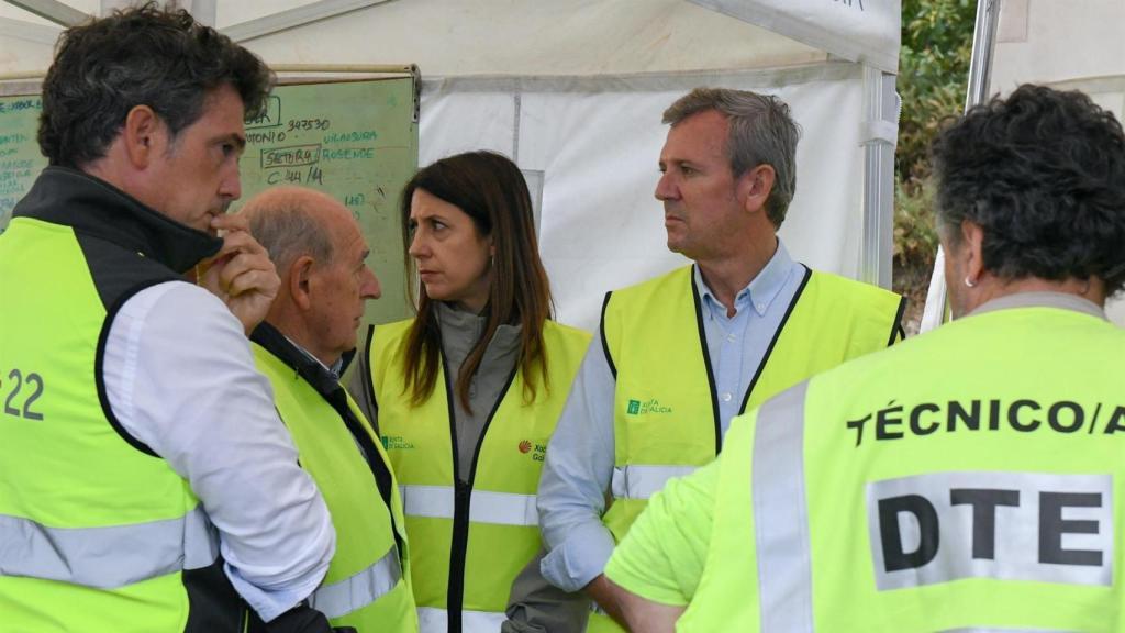 El presidente de la Xunta, Alfonso Rueda, acompañado de la conselleira do Medio Rural, María José Gómez, en el puesto de mando avanzado de Ferreira de Pantón (Lugo) .