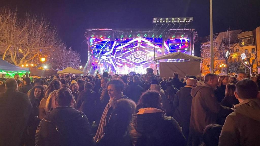 Redondela (Pontevedra) despide el año antes de tiempo con música de los 80 y 90, campanadas y uvas