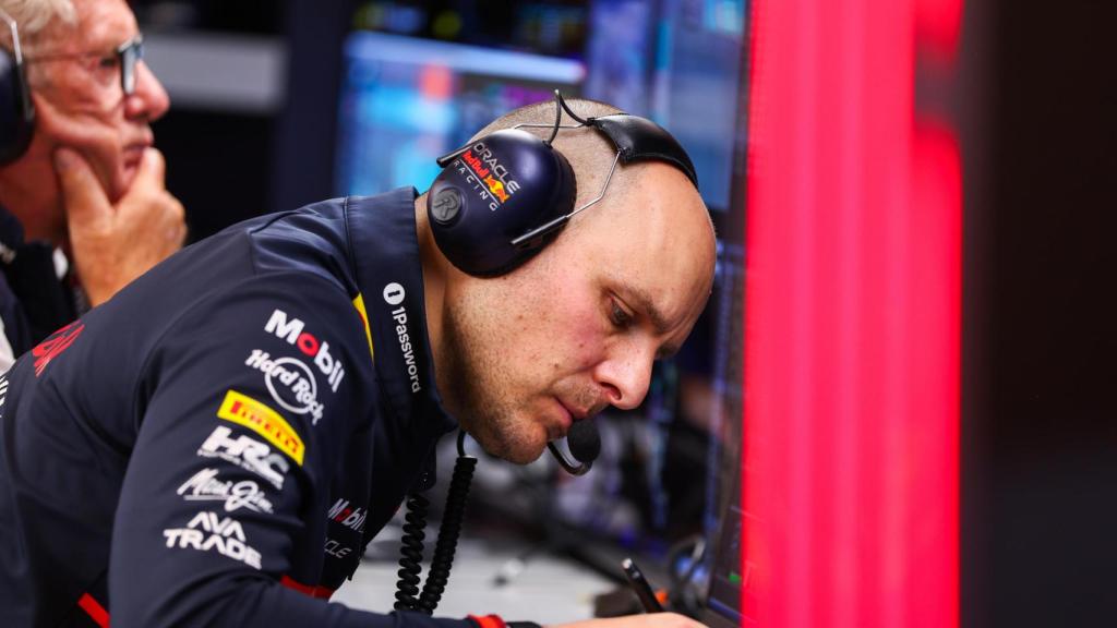 Gianpiero Lambiase, en el box de Red Bull