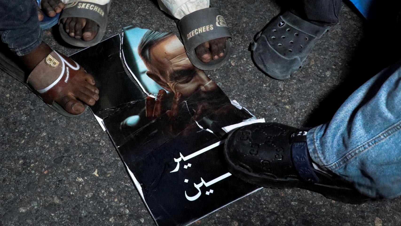 Somalíes pisan una imagen rasgada que muestra al primer ministro israelí Benjamin Netanyahu durante una manifestación en Mogadiscio.