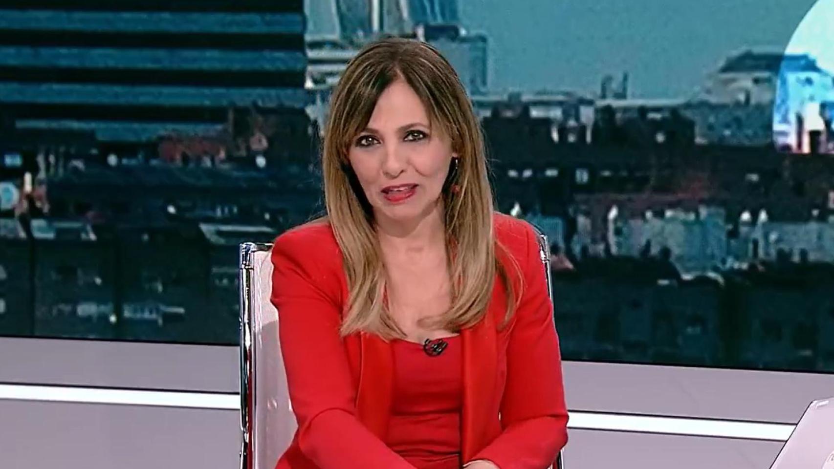 La periodista Ángeles Bravo visiblemente emocionada tras la sorpresa de sus compañeros.