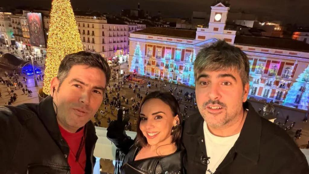 Chenoa y los hermanos Muñoz, Estopa, en la Puerta del Sol el día que RTVE anunció que presentaban las Campanadas.