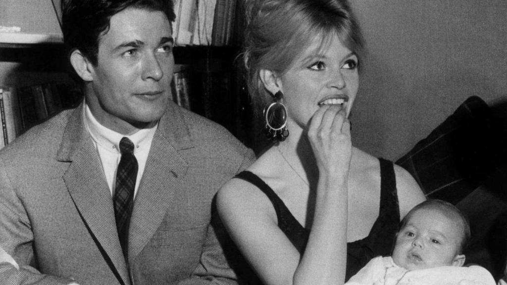 Brigitte Bardot junto a Jacques Charrier y su hijo, Nicolas, el día de su bautizo.