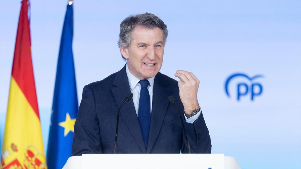 El presidente del PP, Alberto Núñez Feijóo, ante los medios de comunicación, este lunes, para hacer balance de 2025.