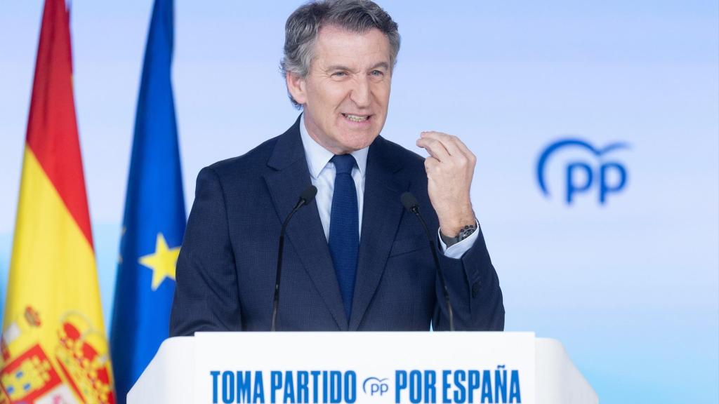 El presidente del PP, Alberto Núñez Feijóo, ante los medios de comunicación, este lunes, para hacer balance de 2025.