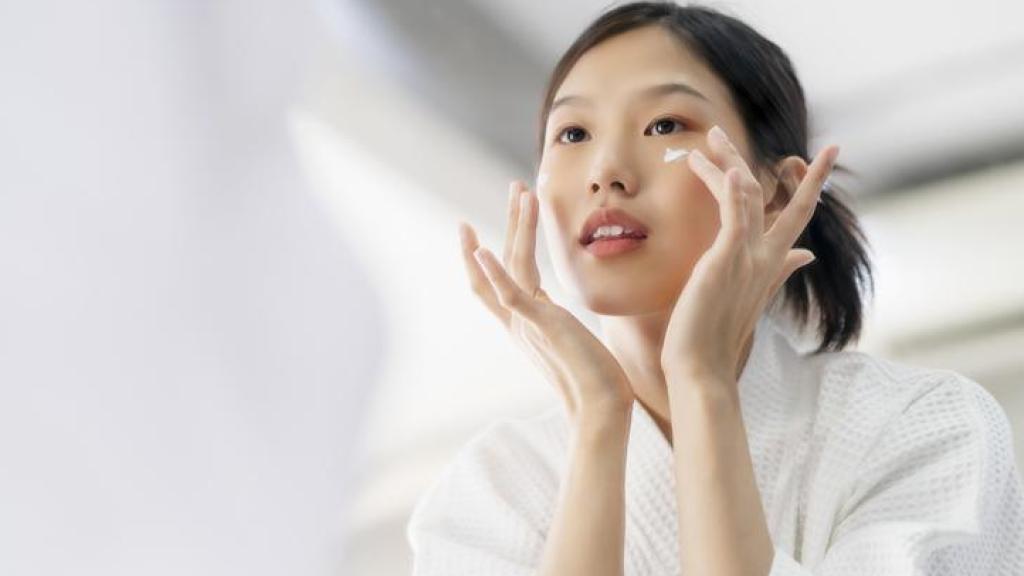 Mujer asiática durante su rutina de belleza.