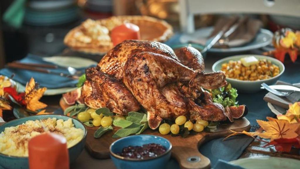 Pavo en el centro de la mesa.