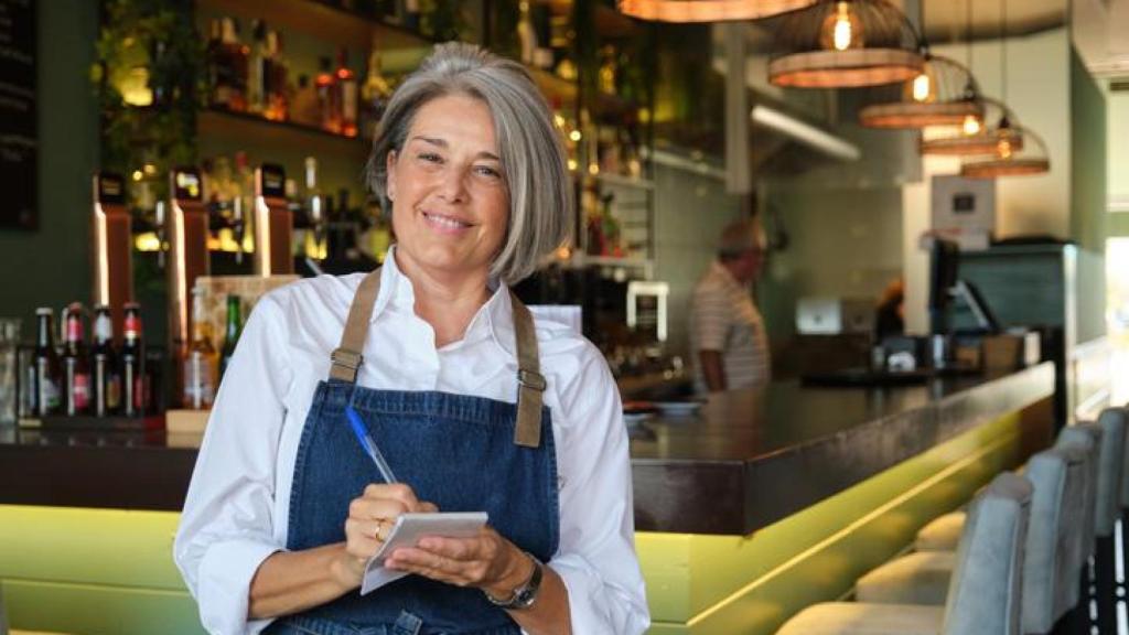 Camarera anotando pedidos.