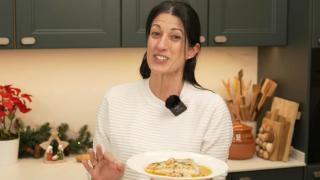 Noelia, cocinera y su receta de lubina en salsa.