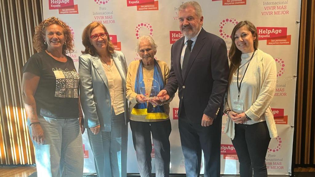 Cádiz CF Fundación junto a María, la inquilina.