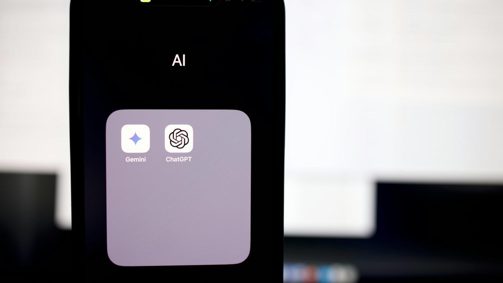 Un iPhone con las apps de ChatGPT y Gemini