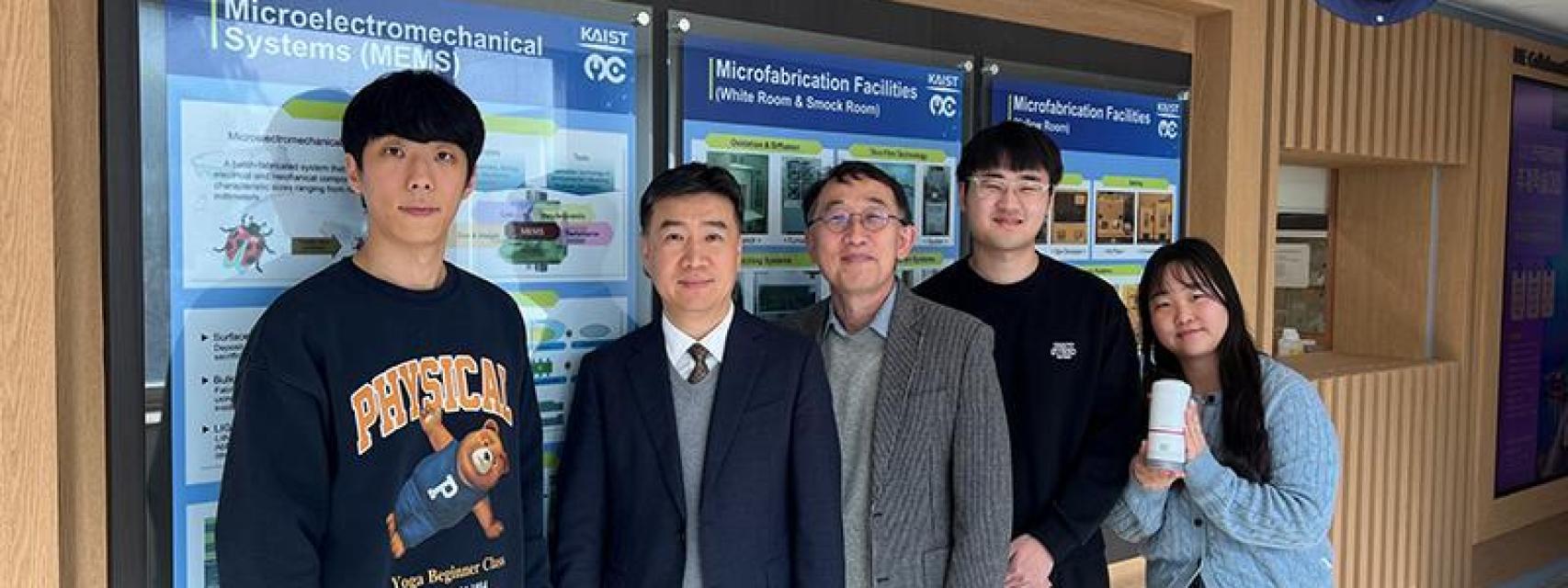 Investigadores de JAIS con el purificador que han inventado